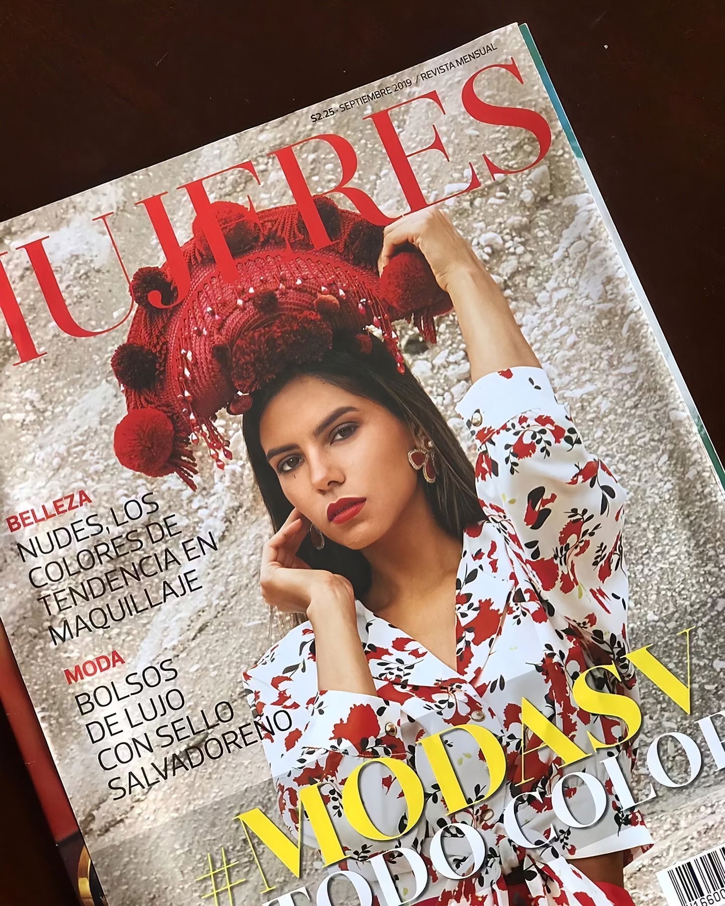 Mujeres magazine recognizes Margarita Cornejo among the luxury handbag brands with a Salvadoran stamp